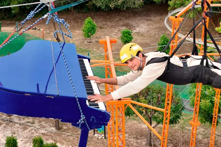 Paulo Rodrigo Pianista revoluciona e grava clipe descendo de tirolesa com piano