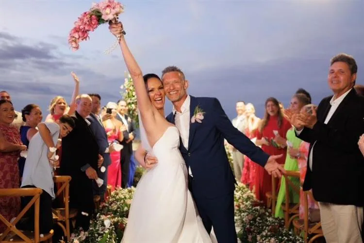 Mariana Guimarães e Marc Lewis trocam alianças na Taíba