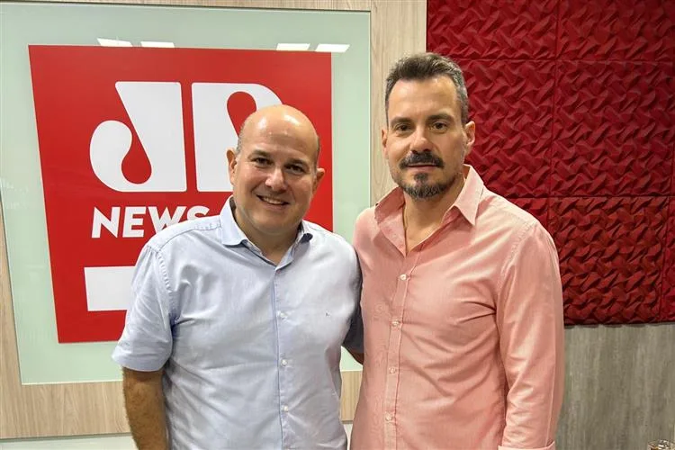 Roberto Cláudio analisa cenário político em visita ao Grupo Cidade