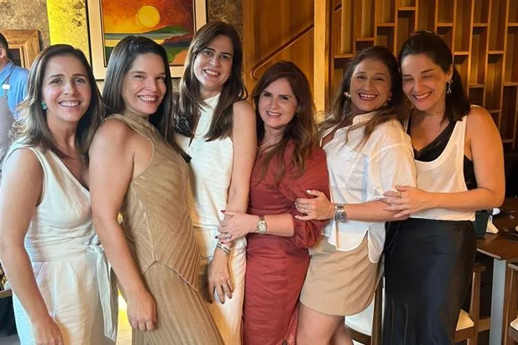 Mirella de Castro celebra nova primavera entre amigas