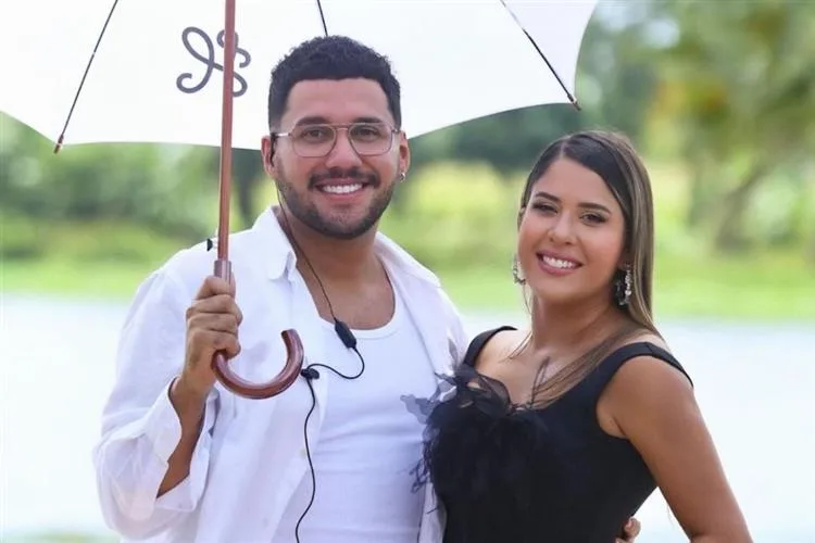 Iury Costa celebra 15 anos de sucesso em desfile cheio de frisson