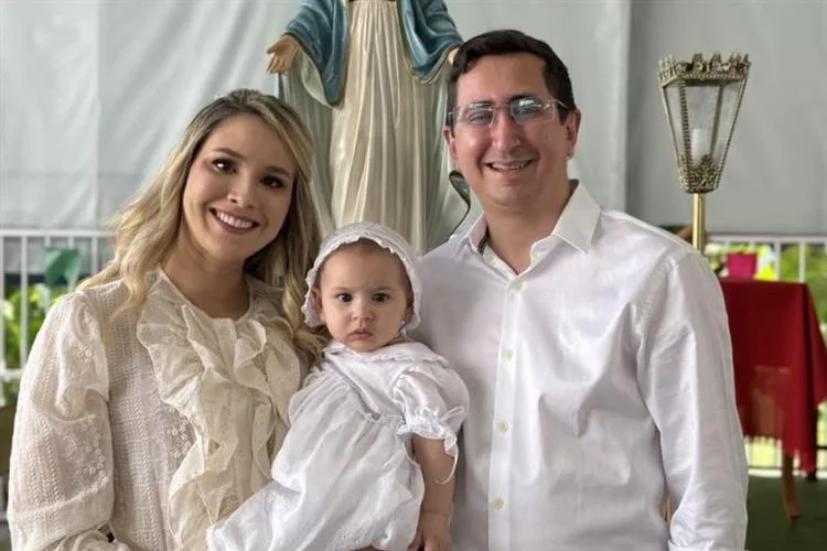 Rayssa e Roberto Victor levam a filha, Mariana Ribeiro, à pia batismal