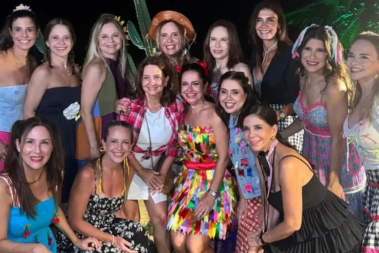 Natália Abreu celebra as 50 primaveras em arraiá com amigas