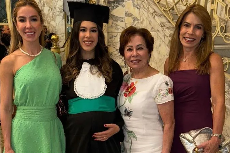 Grávida e plena, Lara Mattos é abraçada pela família ao se formar em Medicina