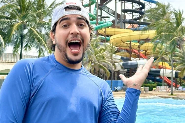 Nattan curte dia de diversão no Beach Park após temporada de São João