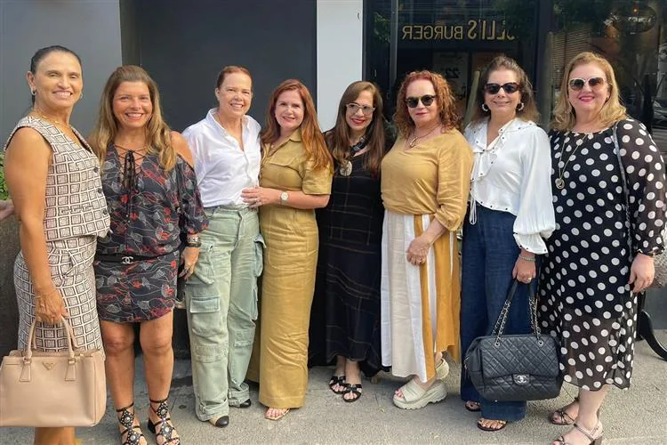 Anya Freire ganha surprise b-day orquestrado por amigas