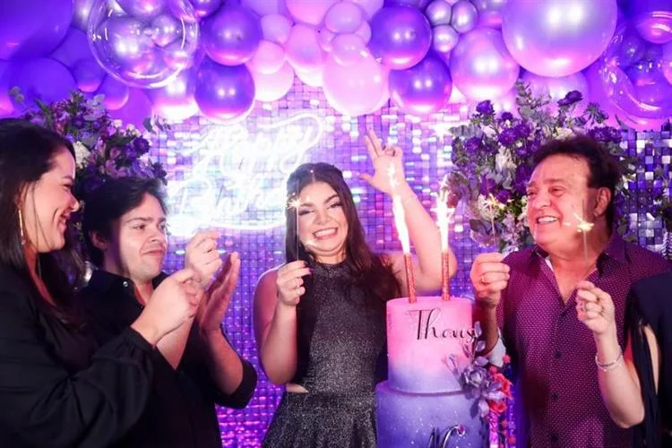 Thaís Gomes celebra 16 anos em party das mais animadas