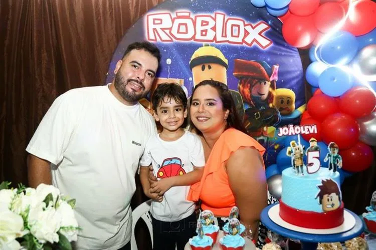 Amanda Moura e Ravy Evangelista festejam os cinco anos do filho João Levi