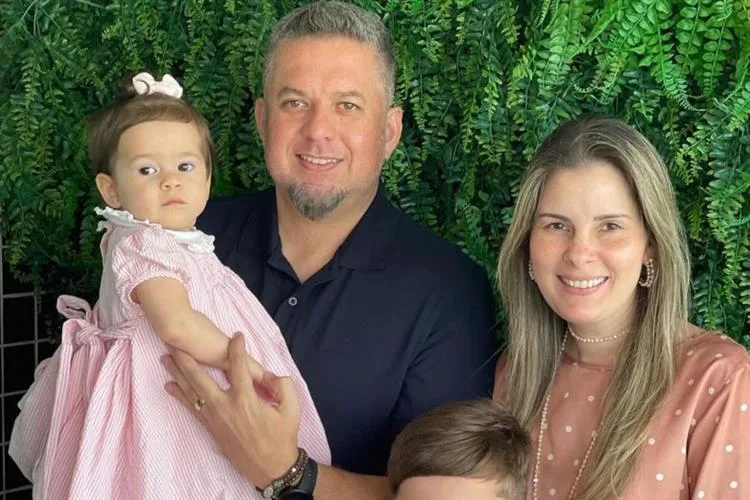 Adriana e Raphael Loureiro assopram a primeira velinha da filha Maria