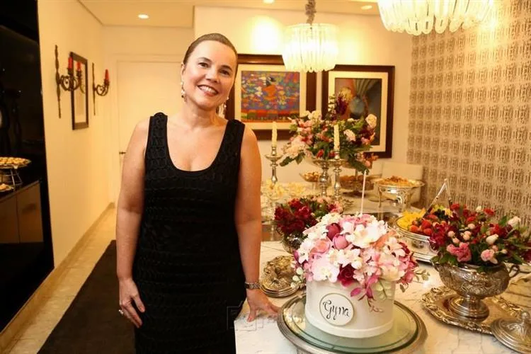 Gyna Machado brinda a nova idade ladeada pelo carinho das amigas