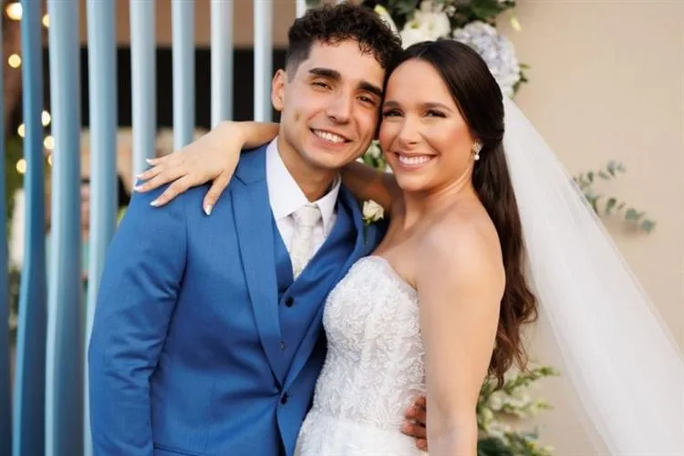 Júlia Benevides e Chris Gutierrez se tornam marido e mulher