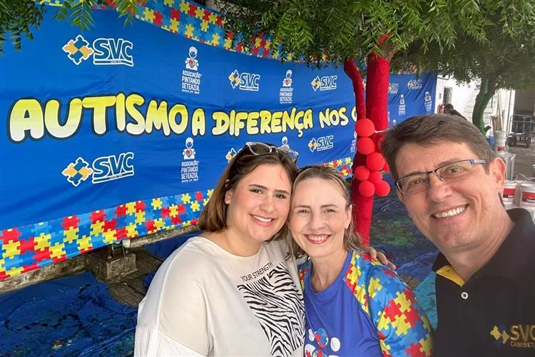 SVC Camisetas promove oficina de pintura com crianças autistas