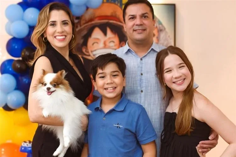 Louise e Cássio Sabóia comemoram os 10 anos do filho Benjamin em animada festa do pijama