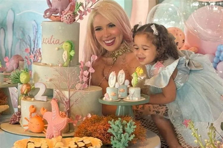 Karoline Lima comemora os dois anos da filha, Cecília, no litoral cearense