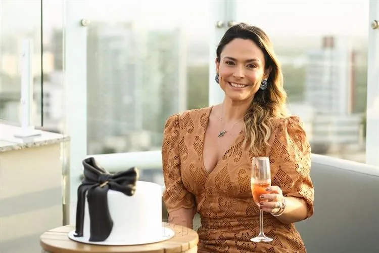 Vinoah celebra 1 ano de sucesso com evento marcante no Vistta Rooftop
