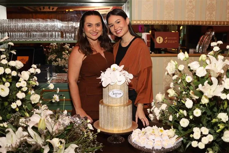 Socorro Medeiros celebra as cinco décadas de vida com animada turma de amigas