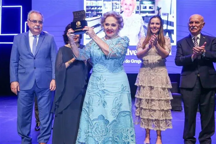 Marlene Alves Cabral é condecorada com Troféu Clóvis Rolim