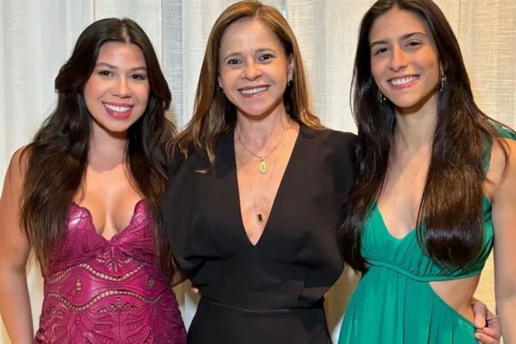 Maria Clara Negrão é surpreendida com special b-day