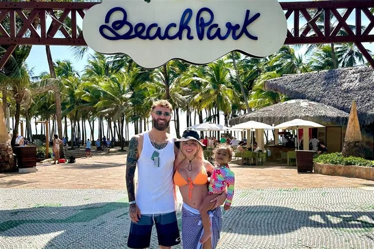 Karoline Lima e Léo Pereira curtem dias de diversão com a família no Beach Park
