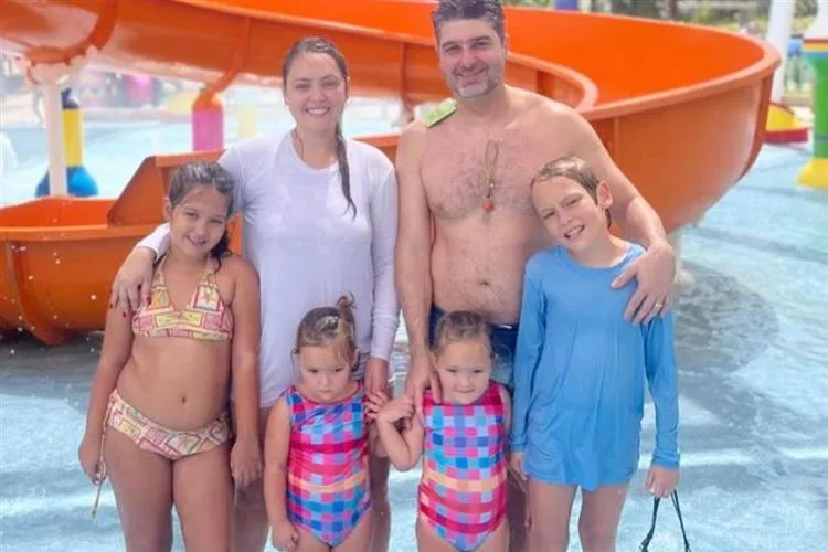 Marcella Maia e Fábio Arruda curtem dia de diversão no Beach Park com os filhos
