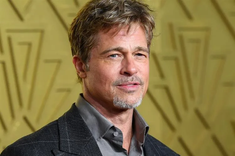 Namorada de Brad Pitt convence o ator a tomar banho todos os dias