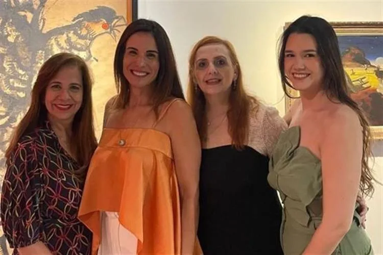 Martinha Assunção lidera visita de grupo de amigas à exposição "Centelhas em Movimento"