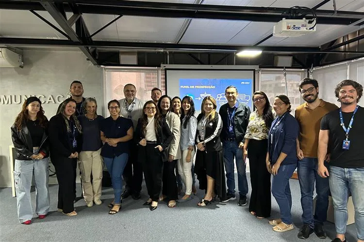 Madalena Medeiros, especialista em LinkedIn, palestrou para equipe do Grupo Cidade de Comunicação
