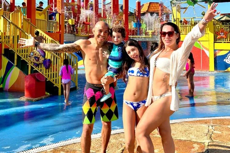 José Aldo aproveita dias de diversão em família no Beach Park