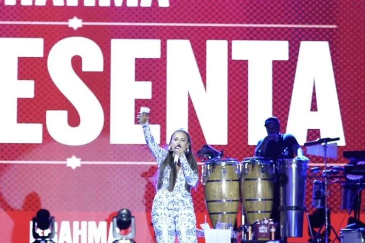 Simone Mendes faz brinde com Brahma em show no Fortal