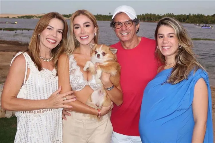 Lara Mattos celebra b-day com familiares e amigas na Lagoa do Uruaú