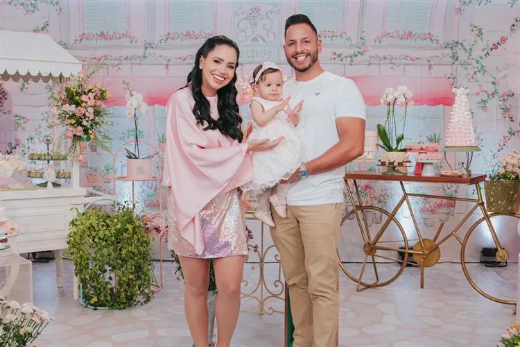 Kelre Mendes e Gustavo Sousa assopram a primeira velinha da filha Maria Eduarda