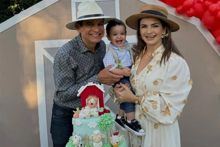 Monaliza e Orlando Cavalcante apagam a primeira velinha do filho Levi