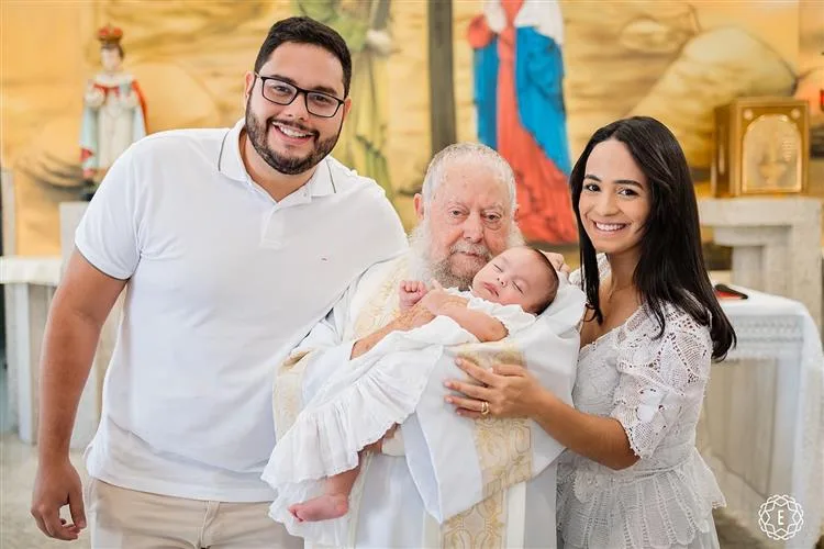 Camila Mesquita e Pedro Holanda levam o filho, Pedro José, à pia batismal