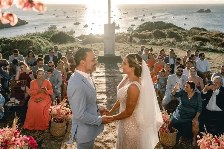 Isa Xavier e Fernando Guanabara oficializam união sacramental em Fernando de Noronha