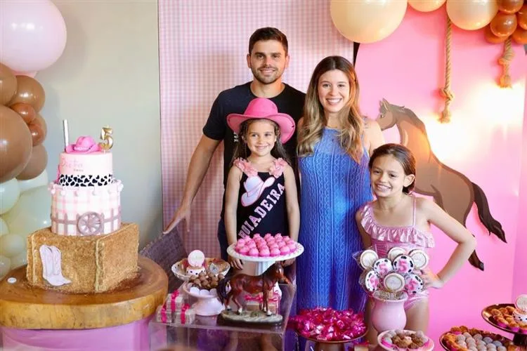 Isabela Franklin e Ivan Bezerra Neto comemoram os cinco anos da filha caçula, Pietra