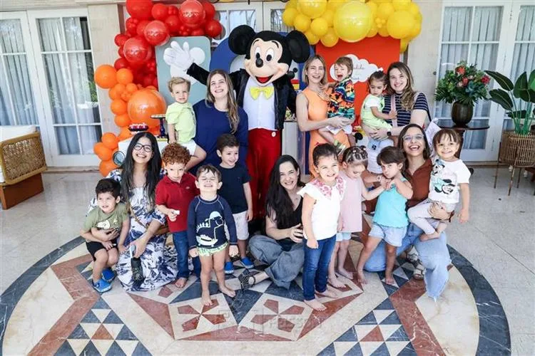 Gaída Dias e Flavio Furtado reúnem os amiguinhos do filho Miguel Neto para a despedida de férias