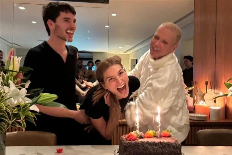 Sasha Meneghel ganha bday surpresa da mãe, Xuxa, e do marido, João Lucas