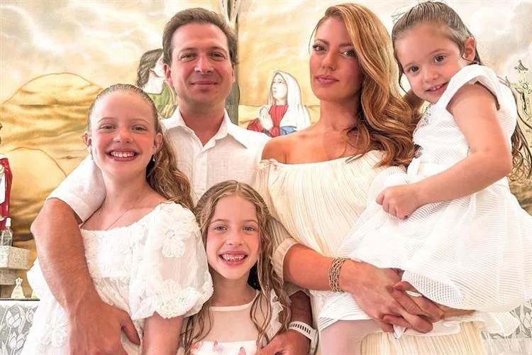 Raquel Macedo e Humberto Cavalcante levam a filha Sienna à pia batismal