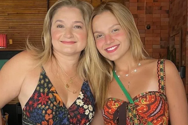 Rosa Morais celebra mais uma primavera em sua vida com o carinho de grupo de amigas