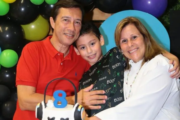 Adriana e Paulo Serra celebram os oito anos do filho Mateus