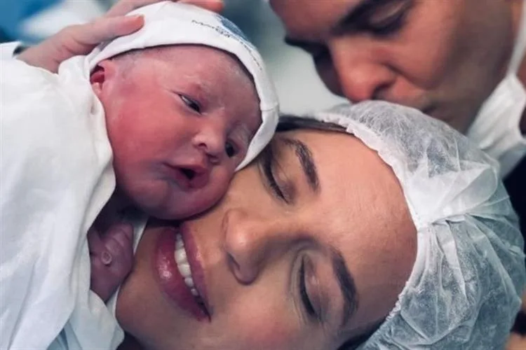 Isabela Rolim e Drauzio Barros Leal radiantes com o nascimento da terceira filha, Celina