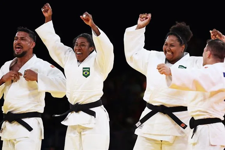 Brasil conquista inédito bronze por equipes mistas no Judô nas Olimpíadas em Paris