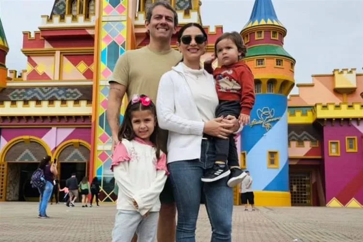 Jamila Araújo e João Paulo Saraiva se divertem no Beto Carrero World com os filhos