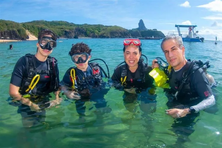 Marianna e Adolfo Bichucher comemoram momentos especiais em Fernando de Noronha