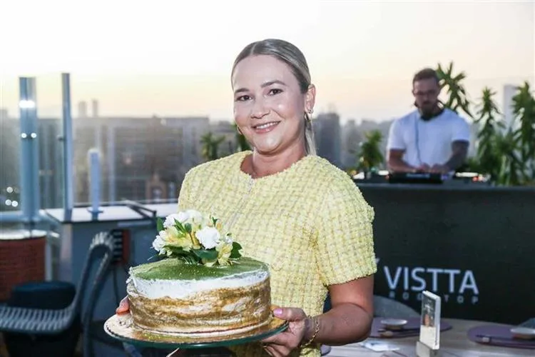 Vânia Lima comemora a nova idade com alegria no Vistta Rooftop