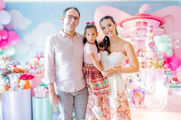 Thalita e Gaudêncio Júnior assopram as três velinhas da filha Catarina