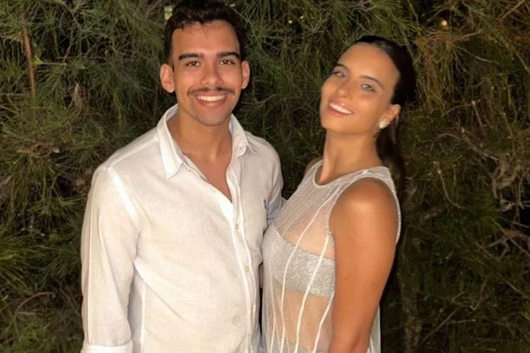 Gêmeos Lara e Pedro Corrêa celebram a chegada aos 22 anos em animados momentos com amigos