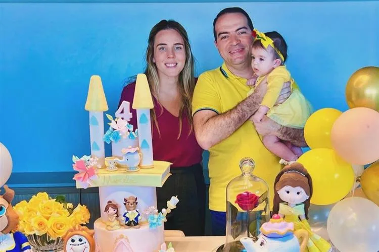 Jade Romero e Marcelo Paz festejam os quatro meses da filha Marcela com temática Bela e a Fera