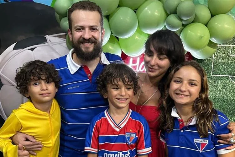 Ju Pontes e Marcos Alencar festejam os seis anos dos gêmeos José e Tomé