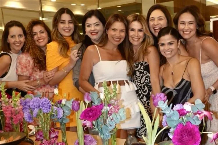 Vanessa Queirós é surpreendida pelas amigas na celebração da nova idade